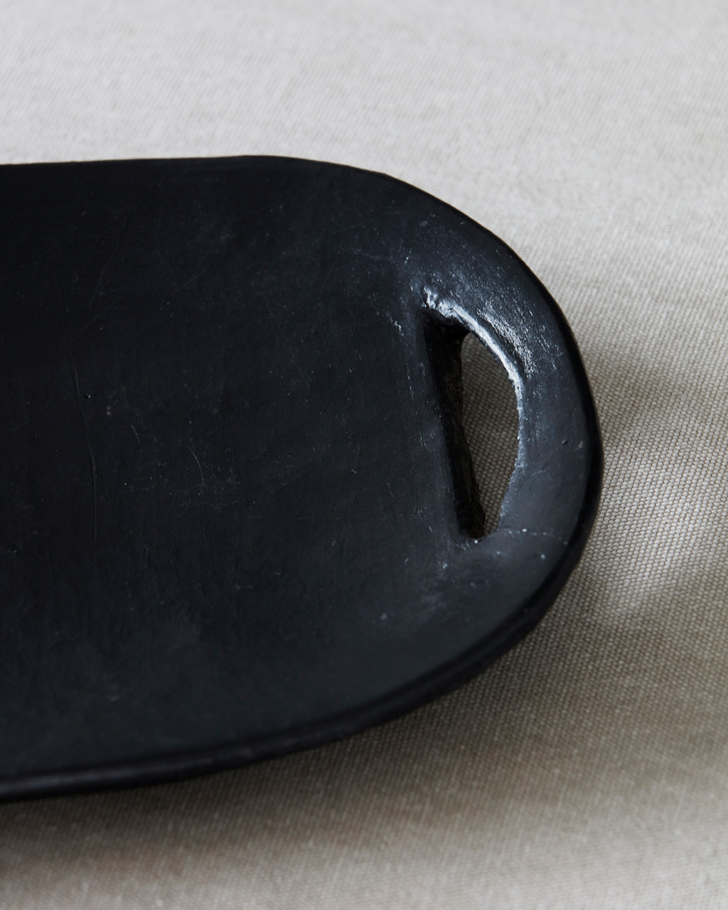 Plateau en terre cuite noire