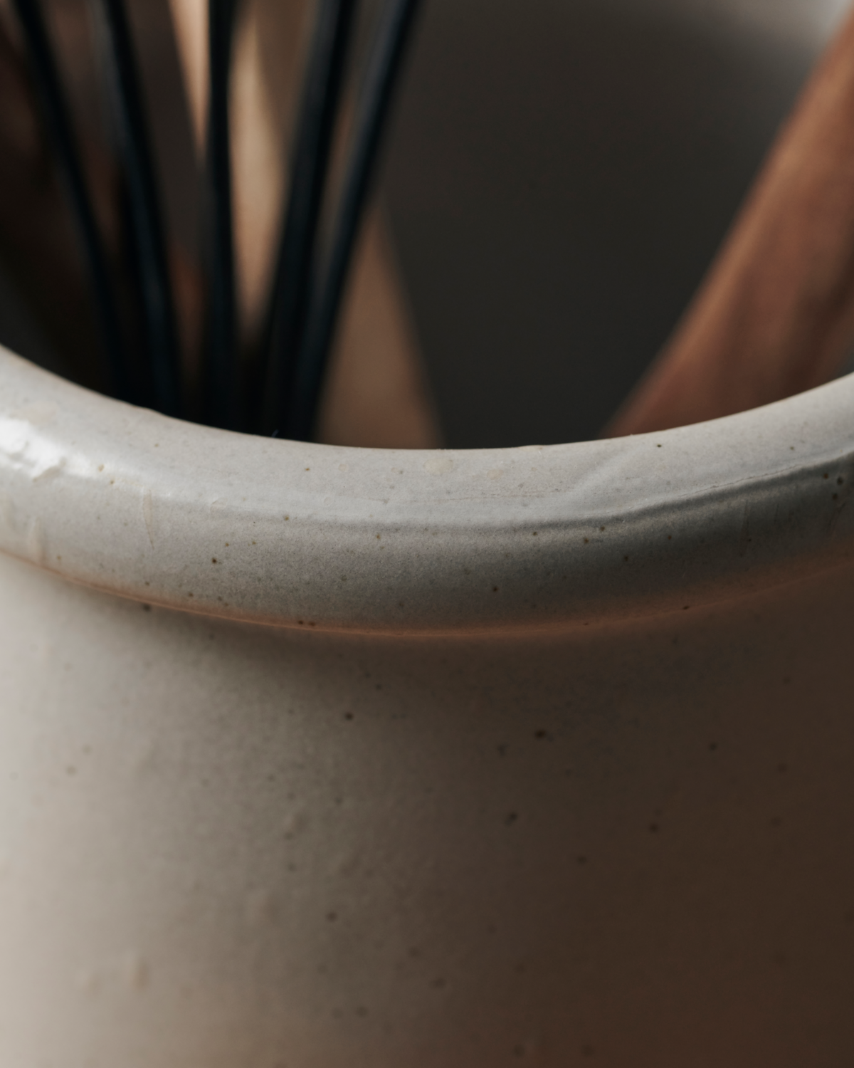 Pion Pot en grès blanc crème-gris