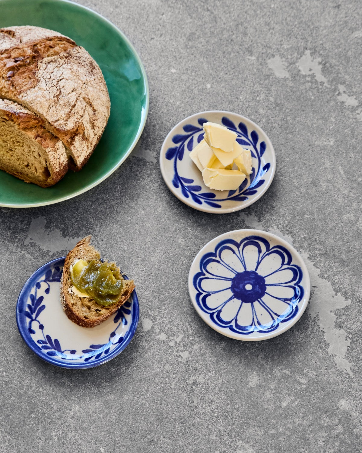 Assiette DIVA bleue peinte à la main