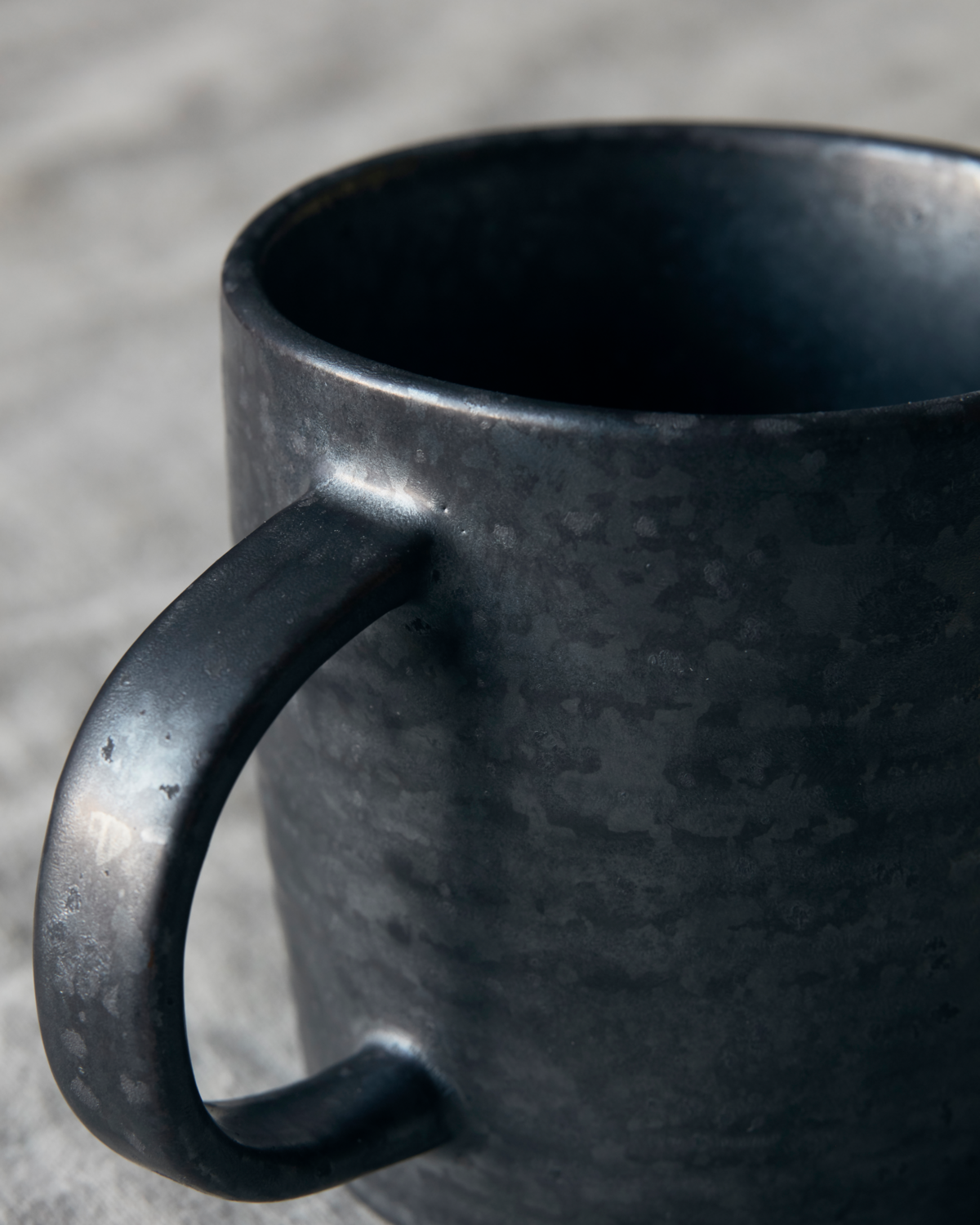 Pion Grande tasse en grès noire