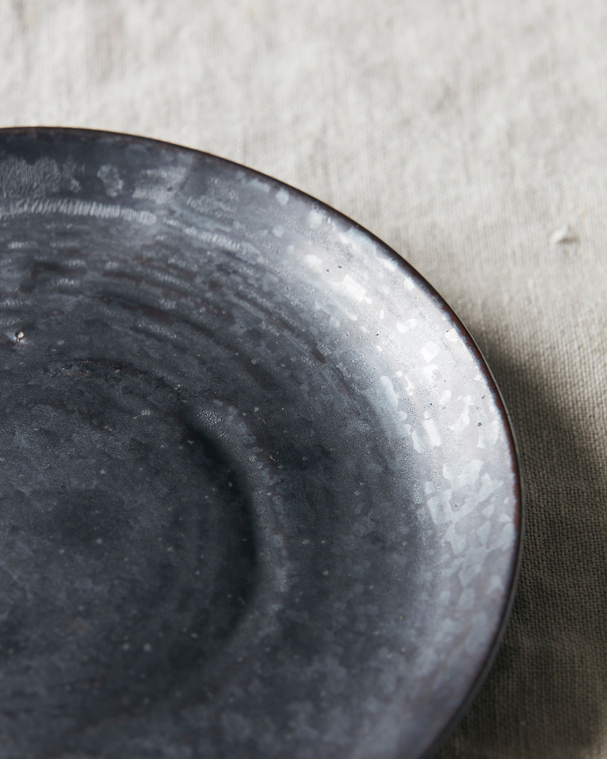 Pion Assiette 28,5 cm en grès noire